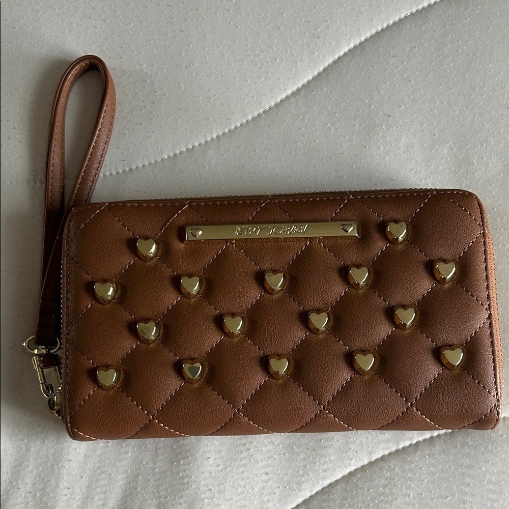 Betsey Johnson Quilted Heart Studded Wristlet Wallet Cognac Brown Gold Tone Zip